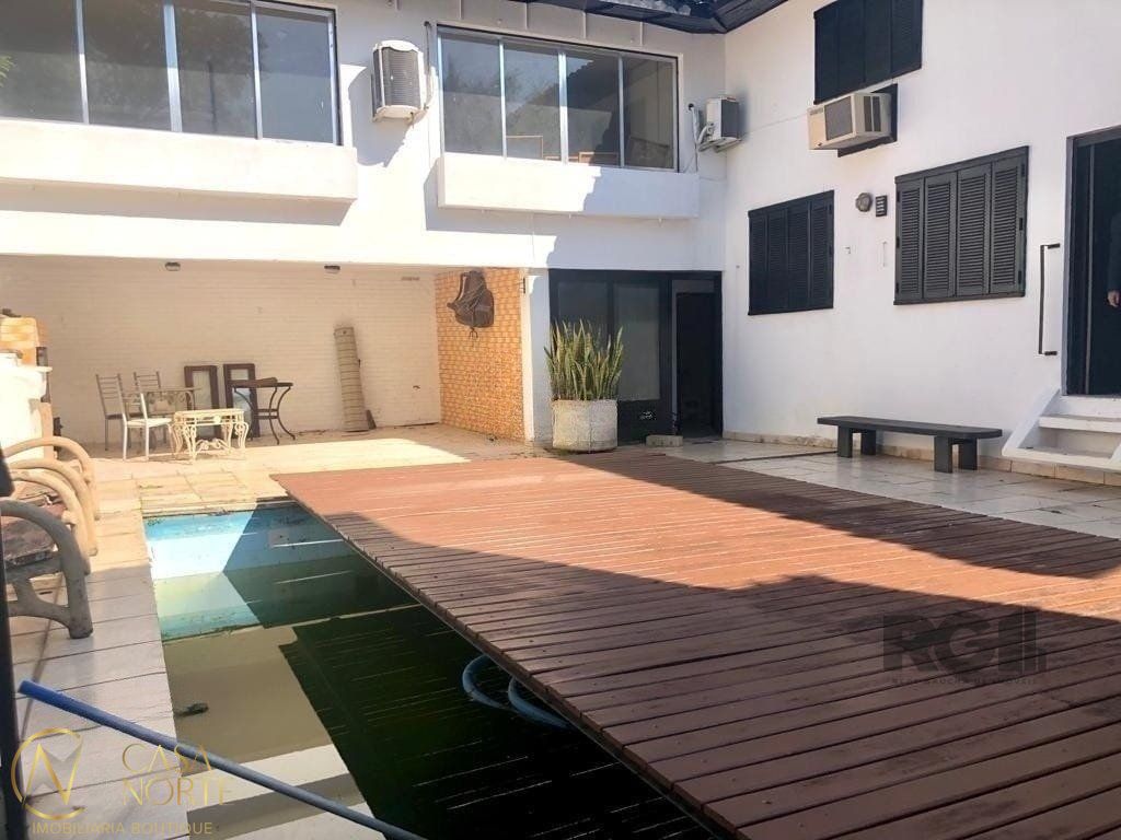 Casa à venda com 4 quartos, 308m², 4 suítes, 4 vagas, Rua Professor Fernando Carneiro no bairro Três Figueiras em Porto Alegre