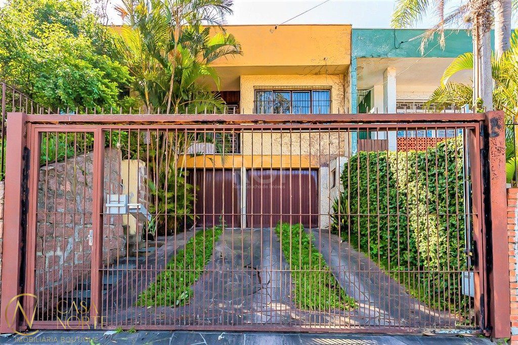 Casa à venda com 3 quartos, 165m², 2 vagas, Rua Tobias Barreto no bairro Partenon em Porto Alegre