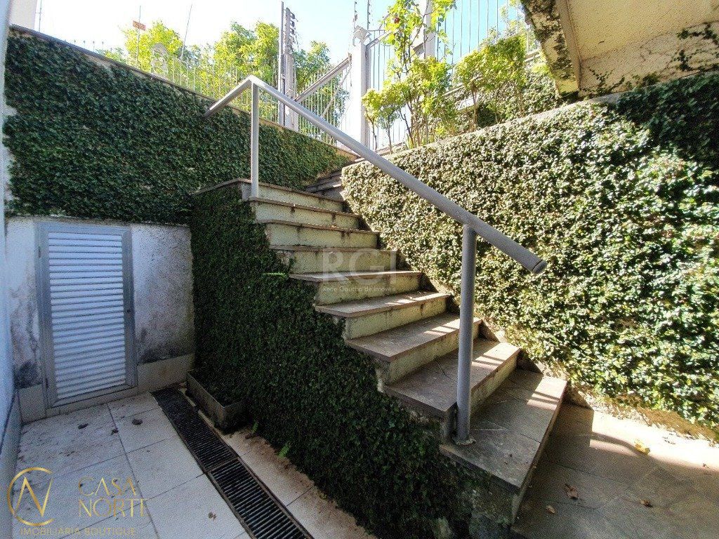 Casa Comercial à venda , 333m², Rua Geraldo Souza Moreira no bairro Passo da Areia em Porto Alegre