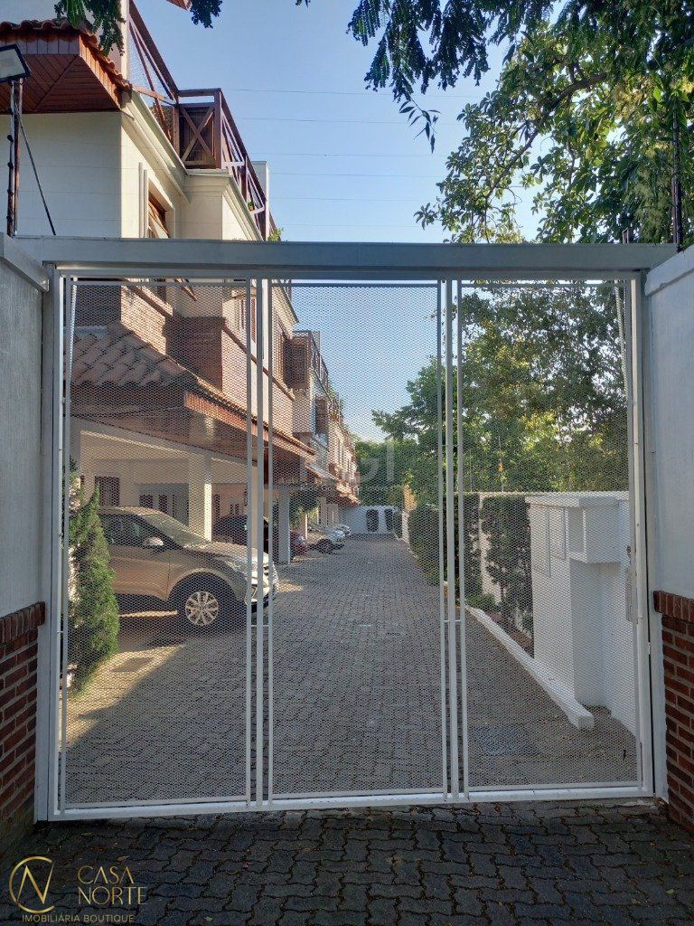 Casa de Condomínio à venda com 3 quartos, 138m², 1 suíte, 2 vagas, Rua Conselheiro Xavier da Costa no bairro Ipanema em Porto Alegre