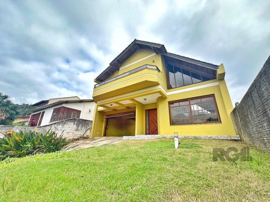 Casa à venda com 3 quartos, 255m², 1 suíte, 4 vagas, Rua Costa Lima no bairro Nonoai em Porto Alegre