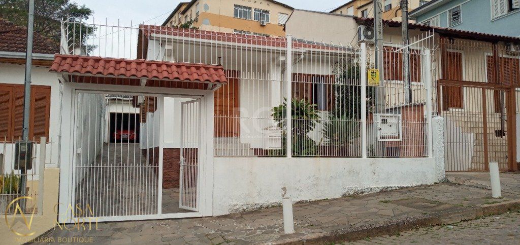 Casa à venda com 2 quartos, 95m², 3 vagas, Rua Bispo William Thomas no bairro Teresópolis em Porto Alegre