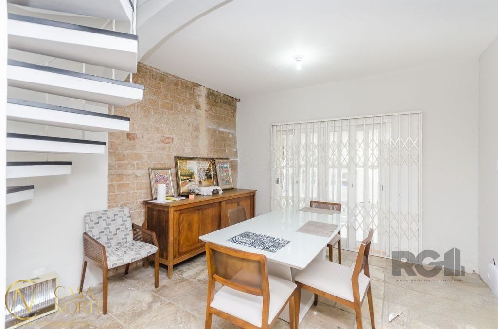 Casa à venda com 4 quartos, 224m², 4 vagas, Rua Matias José Bins no bairro Três Figueiras em Porto Alegre