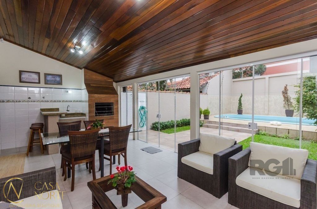 Casa à venda com 3 quartos, 379m², 2 suítes, 4 vagas, Rua Cassino no bairro Ipanema em Porto Alegre