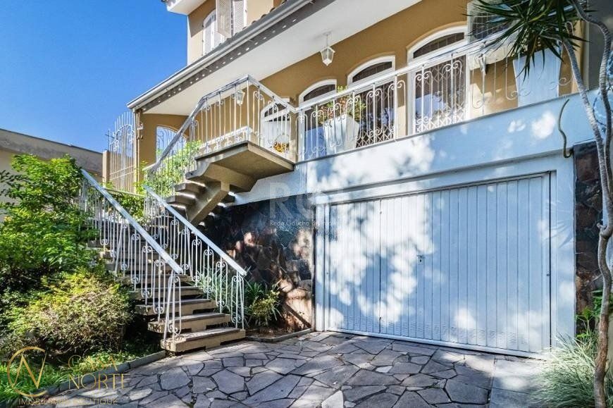 Casa à venda com 4 quartos, 264m², 1 suíte, 4 vagas, Rua Dona Gabriela no bairro Menino Deus em Porto Alegre