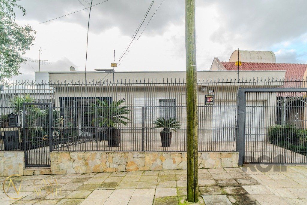 Casa à venda com 3 quartos, 200m², 2 suítes, 2 vagas, Travessa Miguel Pereira no bairro Medianeira em Porto Alegre
