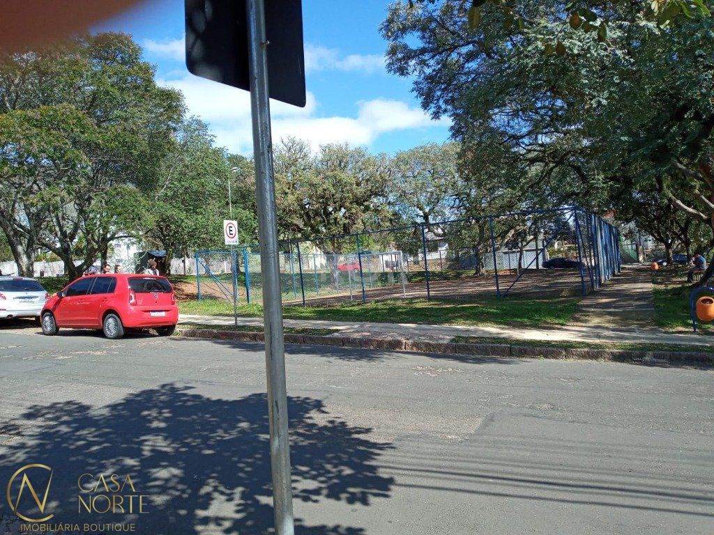 Casa à venda com 3 quartos, 384m², 1 suíte, 3 vagas, Avenida Clemenciano Barnasque no bairro Teresópolis em Porto Alegre