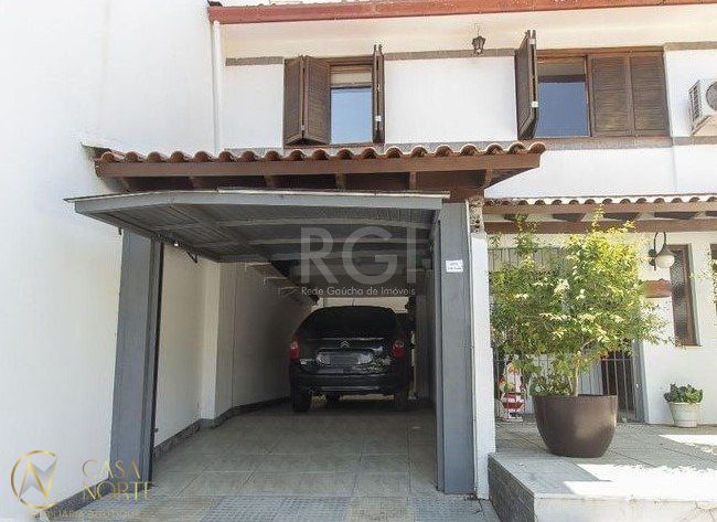 Casa à venda com 3 quartos, 240m², 1 suíte, 3 vagas, Rua Augusto Attilio Giordani no bairro São Sebastião em Porto Alegre