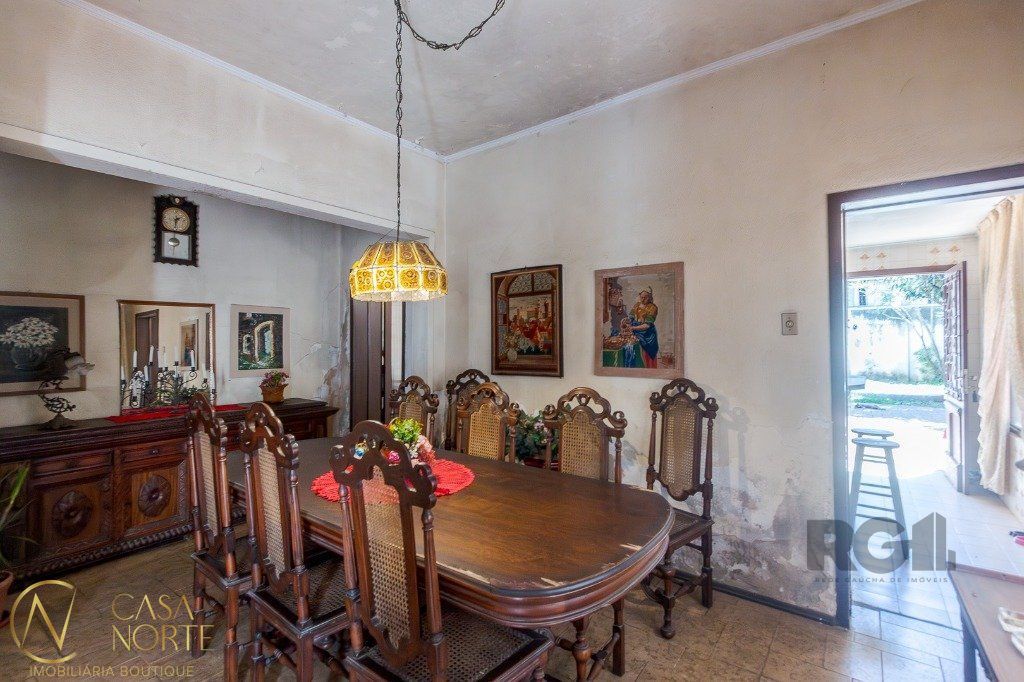 Casa à venda com 3 quartos, 262m², 1 suíte, 4 vagas, Rua Silva Só no bairro Santa Cecília em Porto Alegre