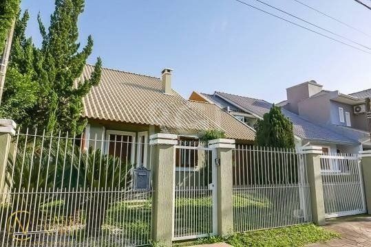 Casa à venda com 3 quartos, 154m², 4 vagas, Rua Pau-Brasil no bairro Hípica em Porto Alegre
