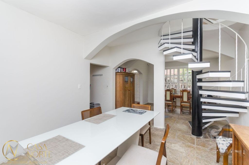 Casa à venda com 4 quartos, 224m², 4 vagas, Rua Matias José Bins no bairro Três Figueiras em Porto Alegre