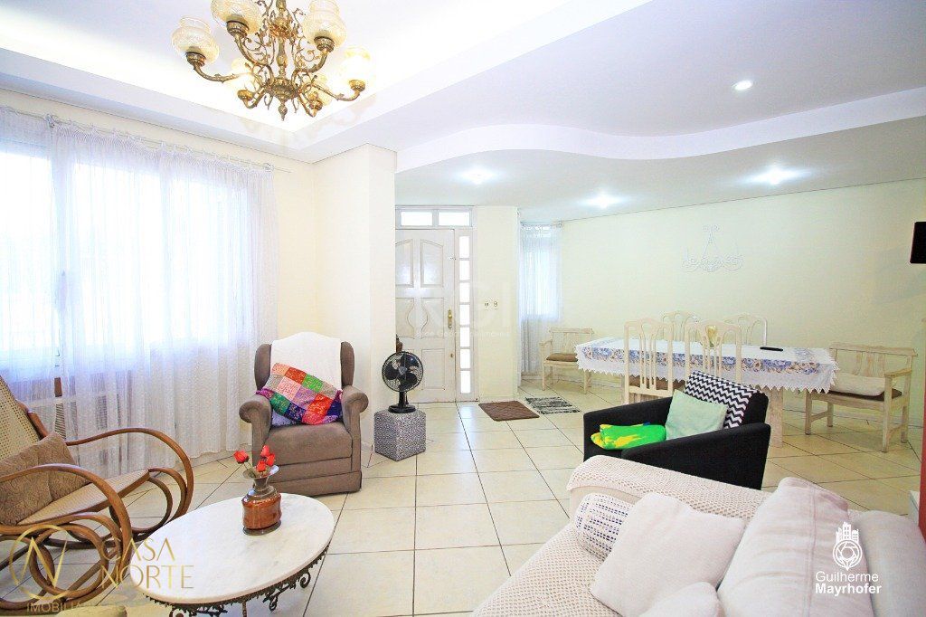 Casa à venda com 3 quartos, 130m², 1 suíte, 4 vagas, Rua Baden Powell no bairro Sarandi em Porto Alegre