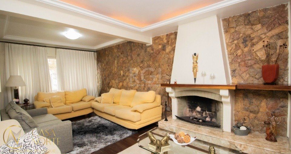 Casa à venda com 3 quartos, 169m², 1 suíte, 4 vagas, Rua Dea Coufal no bairro Ipanema em Porto Alegre