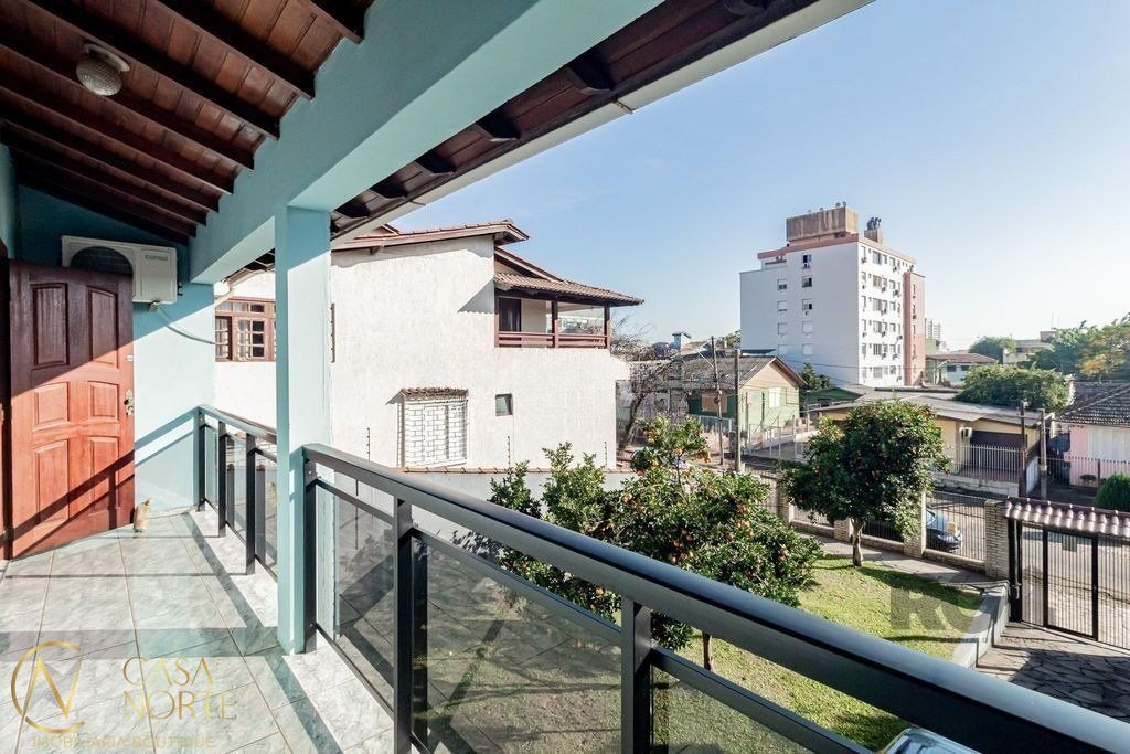 Casa à venda com 2 quartos, 229m², 1 suíte, 3 vagas, Rua General Solon no bairro Jardim Itu em Porto Alegre