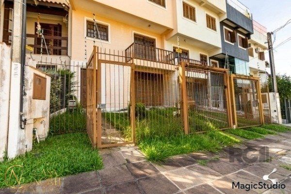 Casa à venda com 3 quartos, 203m², 1 suíte, 3 vagas, Rua Doutor Pitrez no bairro Ipanema em Porto Alegre