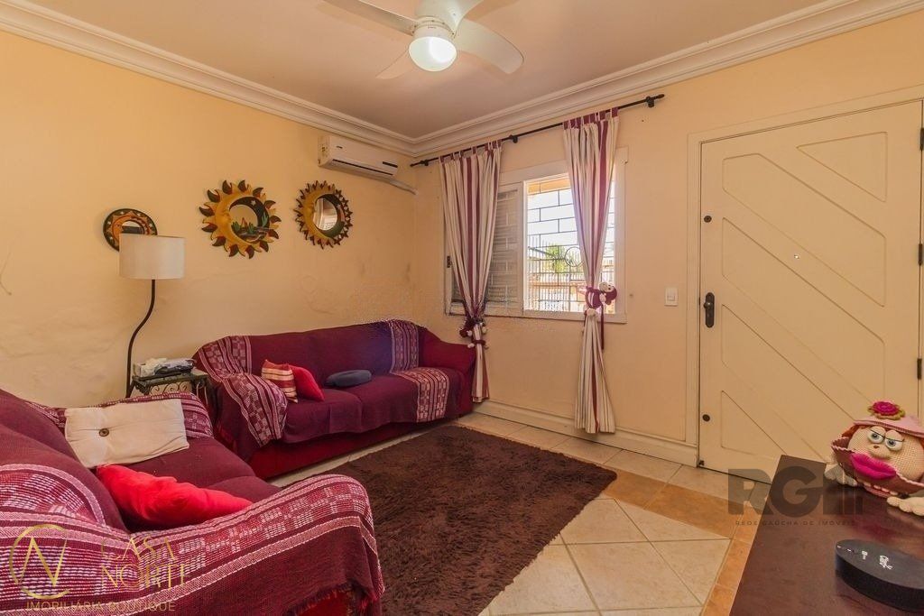 Casa à venda com 3 quartos, 224m², 1 suíte, 4 vagas, Rua Carmense no bairro Parque Santa Fé em Porto Alegre