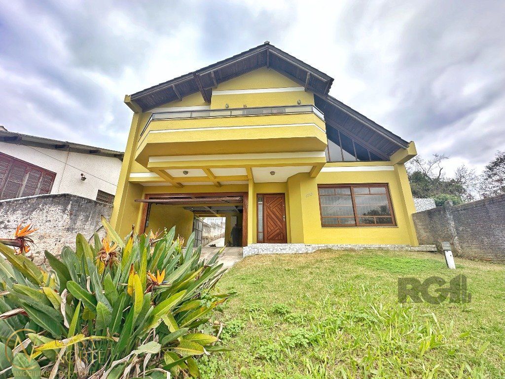 Casa à venda com 3 quartos, 255m², 1 suíte, 4 vagas, Rua Costa Lima no bairro Nonoai em Porto Alegre