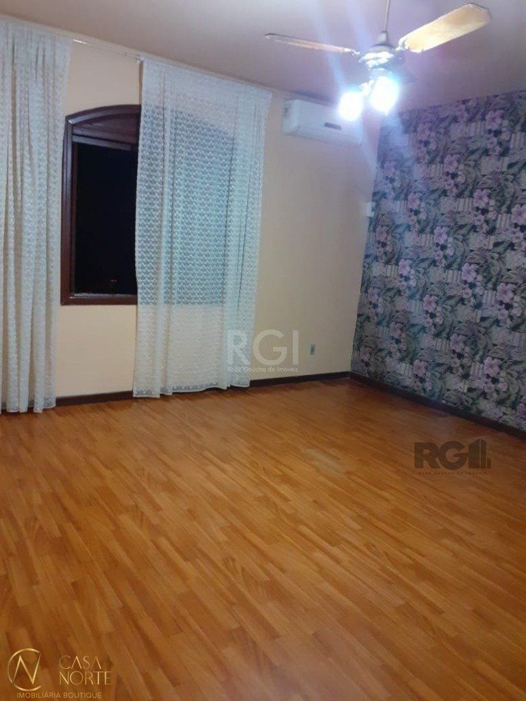 Casa à venda com 3 quartos, 205m², 1 suíte, 5 vagas, Avenida Teresina no bairro Medianeira em Porto Alegre