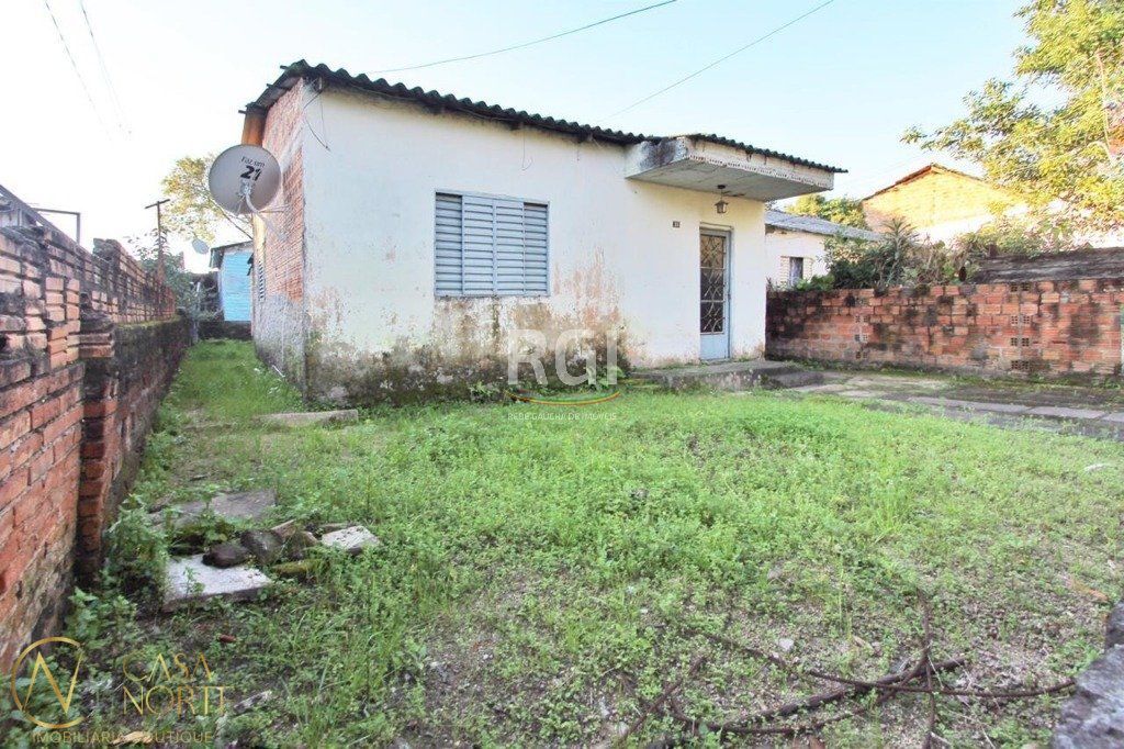 Terreno à venda  com 300m², Rua Gorki no bairro Cavalhada em Porto Alegre