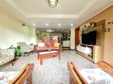 Casa à venda com 3 quartos, 388m², 3 vagas, Rua Marista no bairro Vila João Pessoa em Porto Alegre