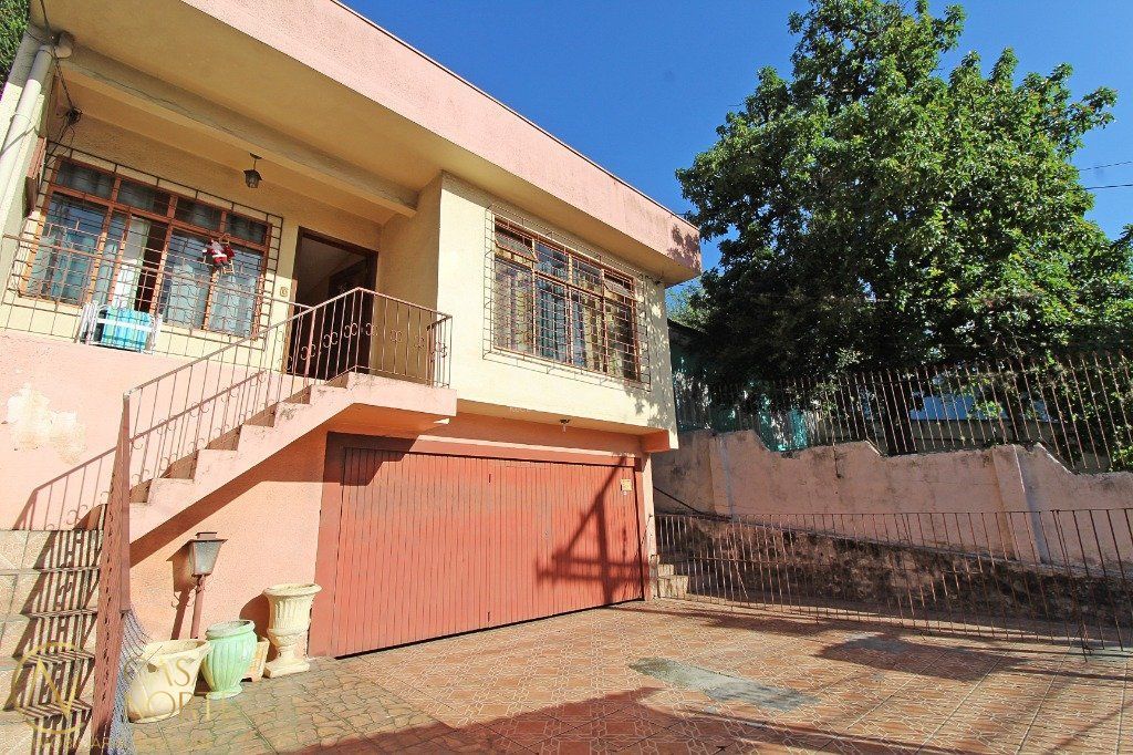 Casa à venda com 4 quartos, 280m², 1 suíte, 4 vagas, Rua Panama no bairro Bom Jesus em Porto Alegre