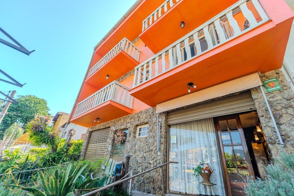 Casa à venda com 4 quartos, 328m², 2 suítes, 2 vagas, Rua Doutor Barbosa Gonçalves no bairro Chácara das Pedras em Porto Alegre