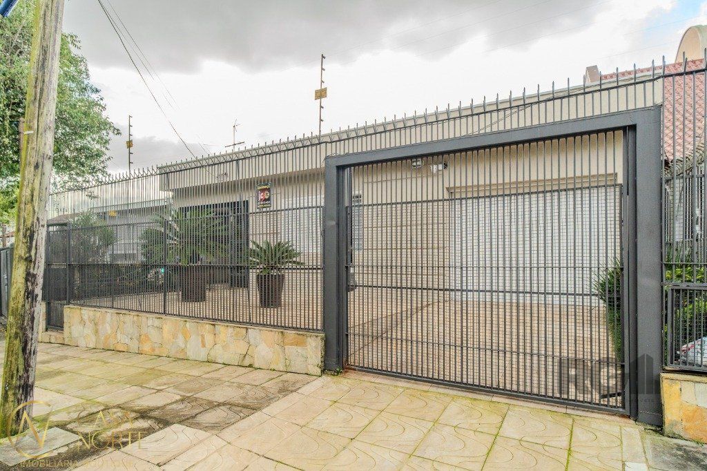 Casa à venda com 3 quartos, 200m², 2 suítes, 2 vagas, Travessa Miguel Pereira no bairro Medianeira em Porto Alegre