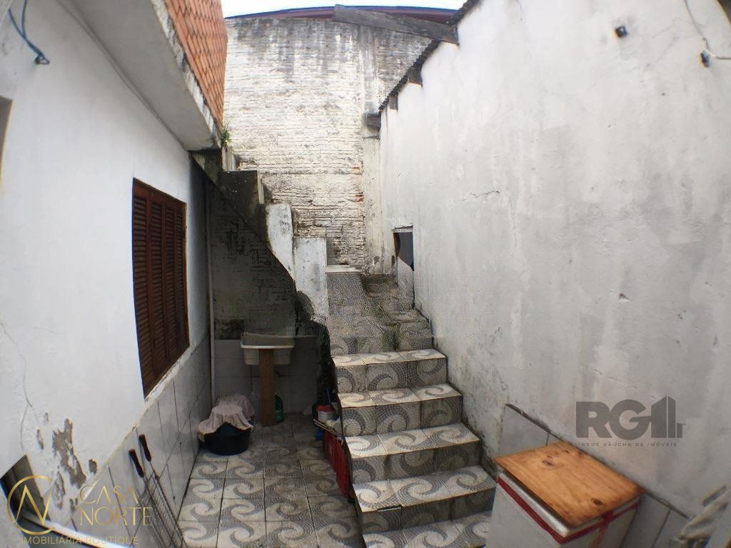 Casa à venda com 2 quartos, 150m², 1 vaga, Rua Professor Rubens Guelli no bairro Vila Nova em Porto Alegre