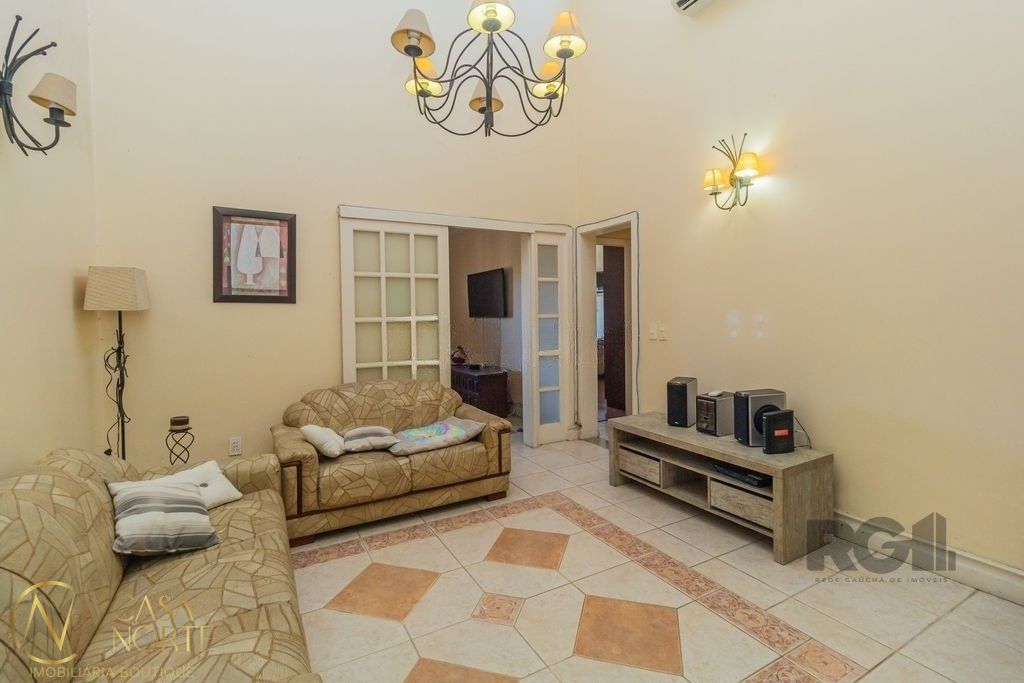 Casa à venda com 3 quartos, 224m², 1 suíte, 4 vagas, Rua Carmense no bairro Parque Santa Fé em Porto Alegre