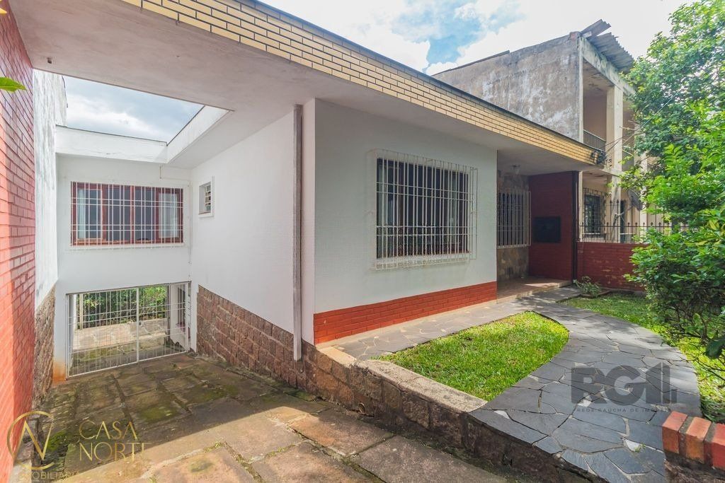 Casa à venda com 3 quartos, 106m², 4 vagas, Rua Cidade de Uberlândia no bairro Jardim Europa em Porto Alegre