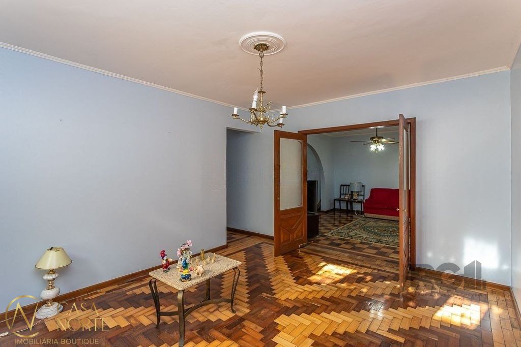 Casa à venda com 4 quartos, 216m², 1 suíte, 5 vagas, Rua Padre Todesco no bairro Partenon em Porto Alegre