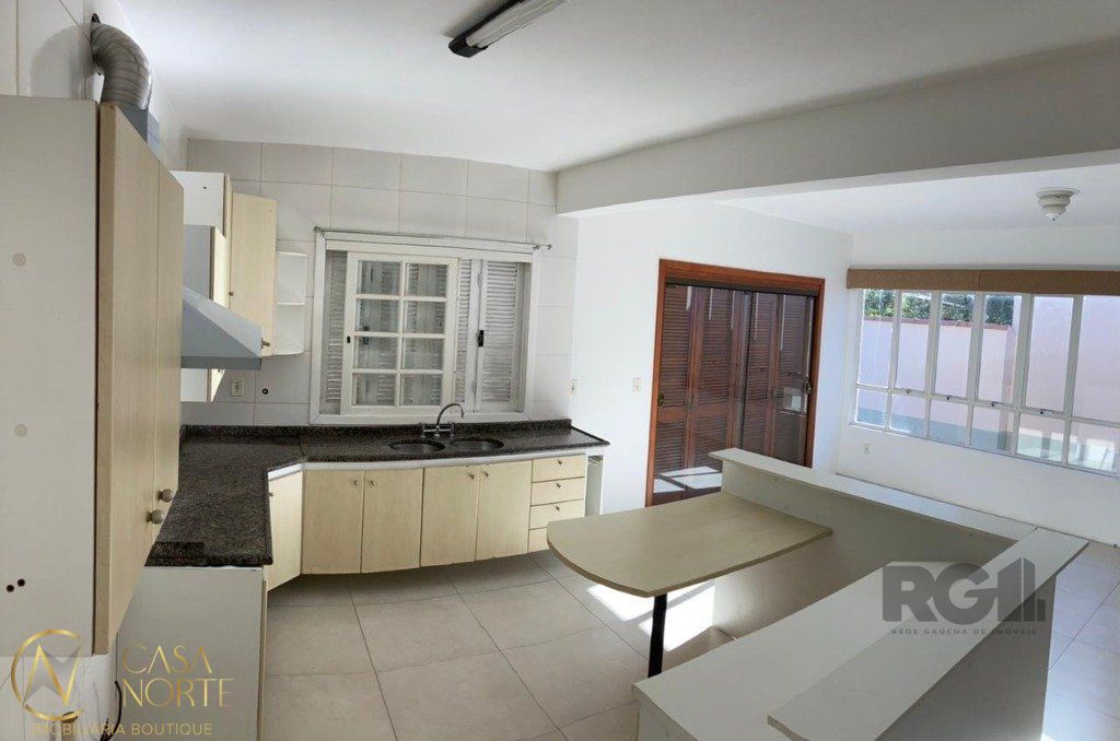 Casa à venda com 3 quartos, 158m², 1 suíte, 5 vagas, Rua Abílio Miller no bairro Jardim Itu em Porto Alegre