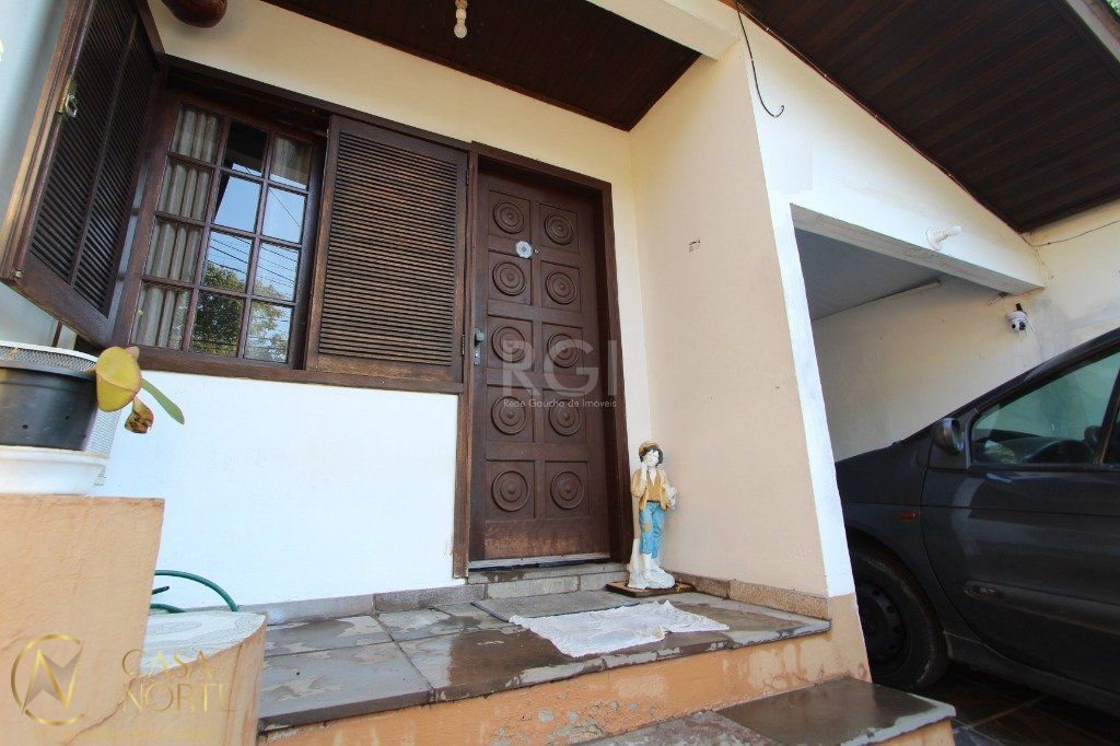 Casa à venda com 3 quartos, 247m², 3 vagas, Rua Dezenove de Abril no bairro Jardim Sabará em Porto Alegre