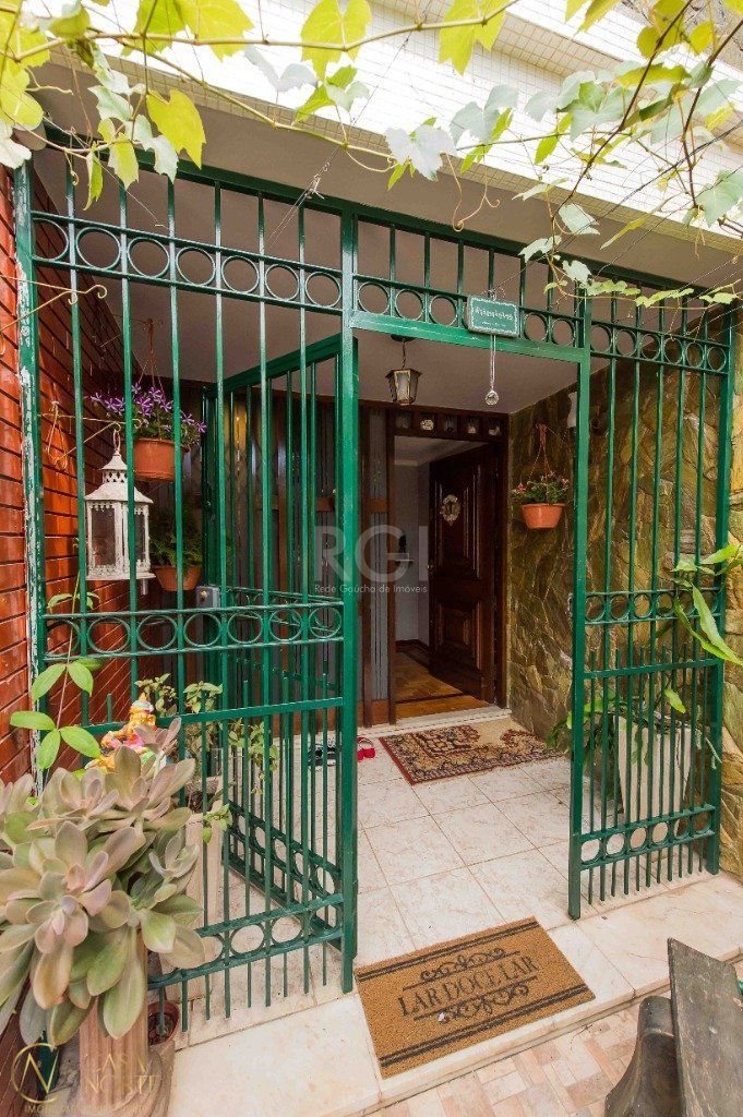 Casa à venda com 5 quartos, 317m², 1 suíte, 2 vagas, Travessa Fortaleza no bairro Nonoai em Porto Alegre