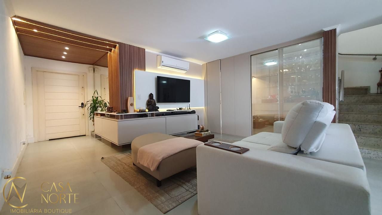 Casa de Condomínio à venda com 3 quartos, 195m², 1 suíte, 4 vagas, Rua Adriano Pereira da Silva no bairro Vila Nova em Porto Alegre