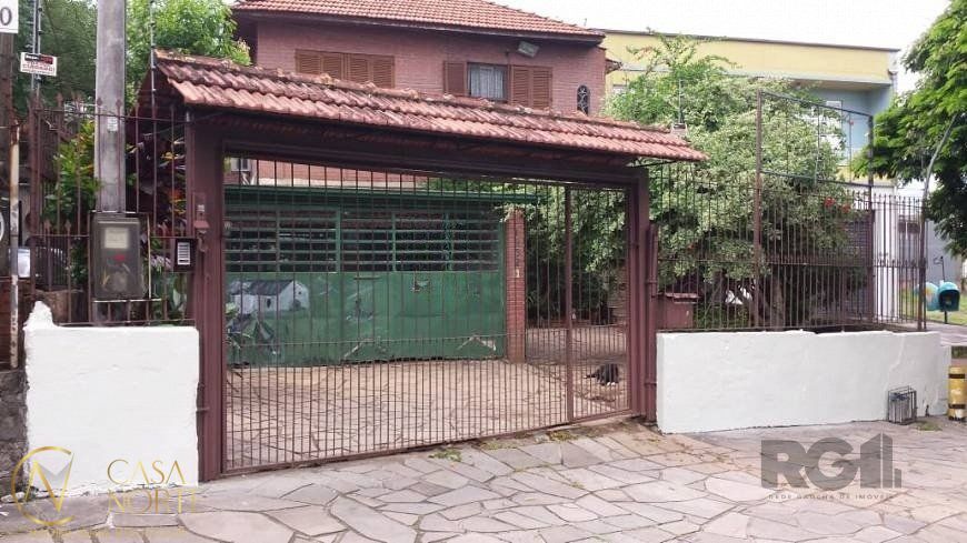 Casa à venda com 5 quartos, 200m², 1 suíte, 4 vagas, Avenida Professor Oscar Pereira no bairro Glória em Porto Alegre