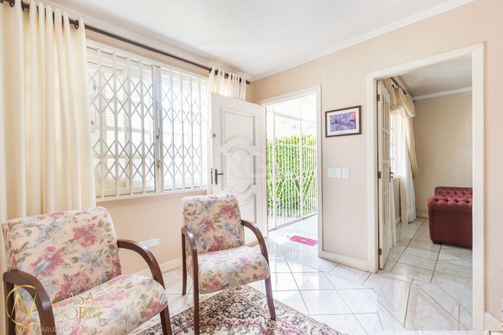Casa à venda com 3 quartos, 258m², 1 suíte, 4 vagas, Rua Carlos Ferreira no bairro Teresópolis em Porto Alegre