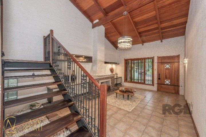 Casa à venda com 3 quartos, 280m², 2 suítes, 8 vagas, Rua Doutor Fernando Ortiz Schneider no bairro Partenon em Porto Alegre
