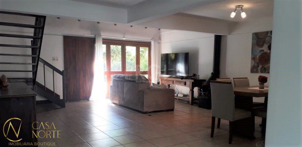 Casa de Condomínio à venda com 5 quartos, 220m², 2 suítes, 2 vagas, Rua Dea Coufal no bairro Ipanema em Porto Alegre