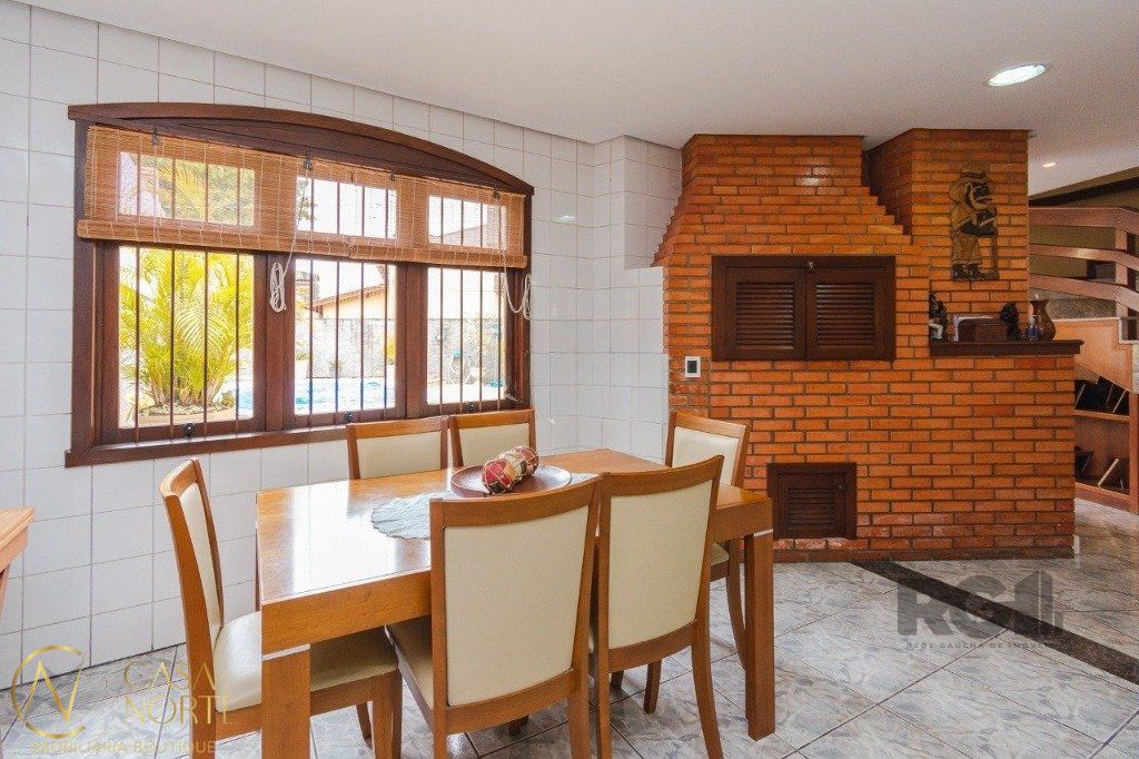 Casa à venda com 4 quartos, 295m², 2 suítes, 2 vagas, Rua Ernesto Zamprogna no bairro Morro Santana em Porto Alegre