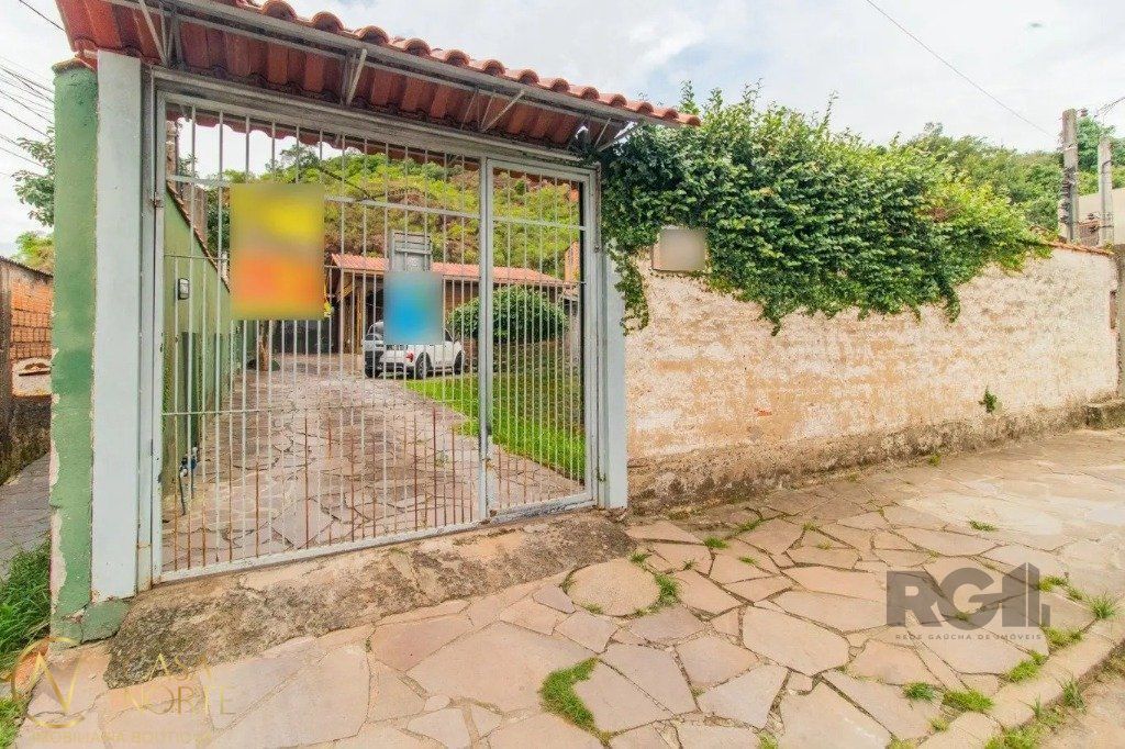 Casa à venda com 3 quartos, 114m², 5 vagas, Rua Encantadora no bairro Partenon em Porto Alegre