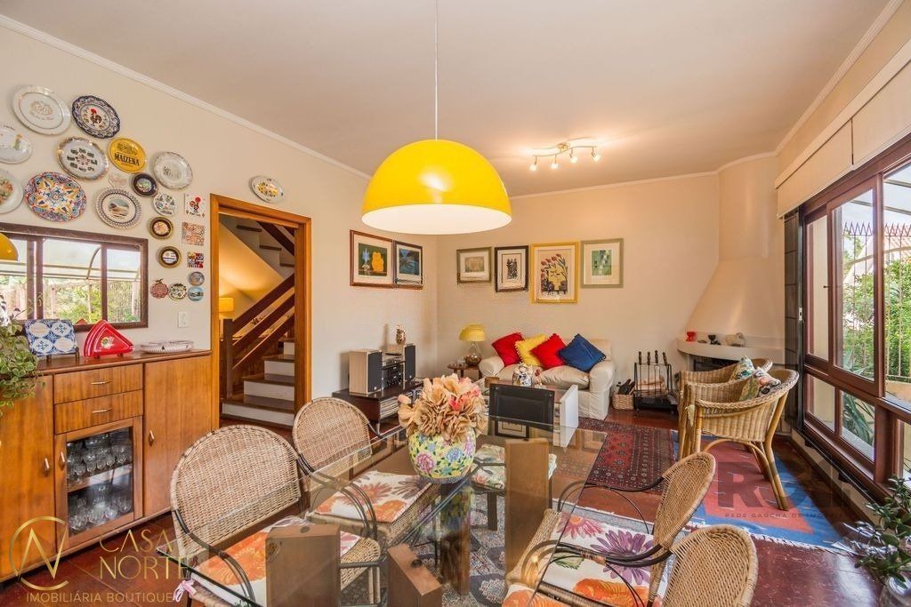 Casa à venda com 4 quartos, 279m², 1 suíte, 3 vagas, Rua Banco do Comercio no bairro Santa Tereza em Porto Alegre