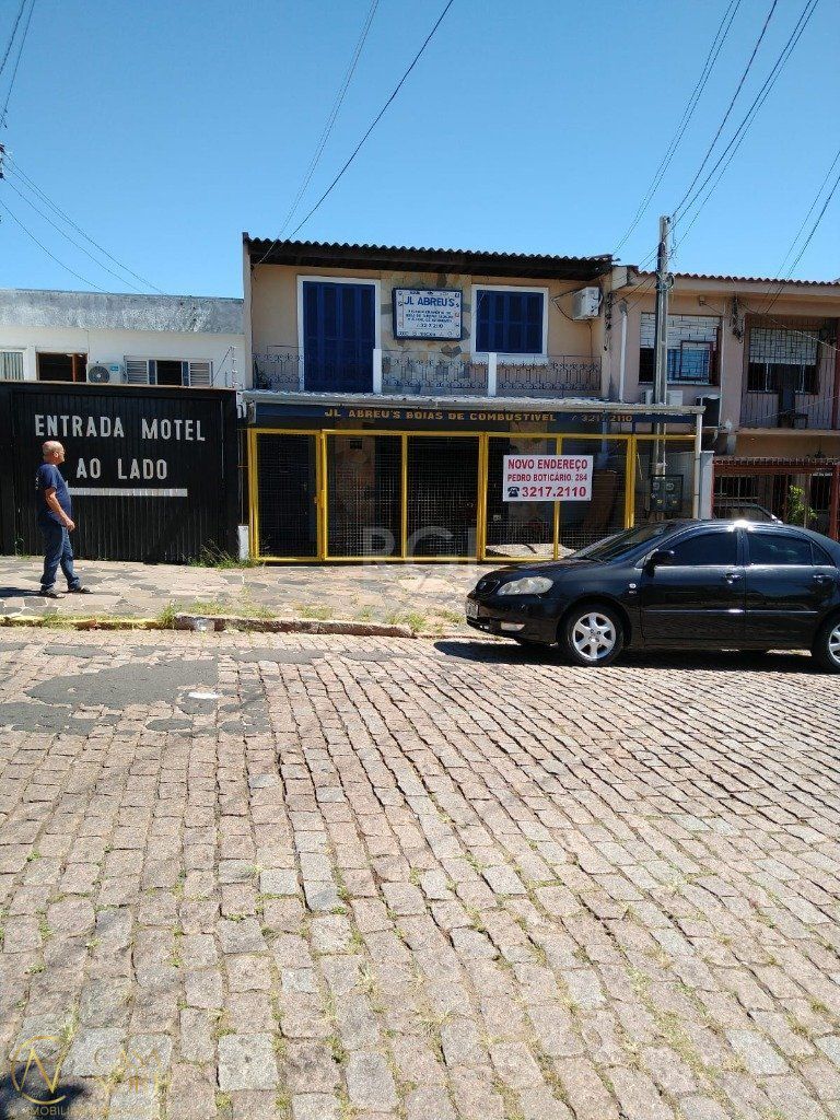 Casa à venda com 5 quartos, 76m², 3 vagas, Rua Caldre e Fiao no bairro Santo Antônio em Porto Alegre