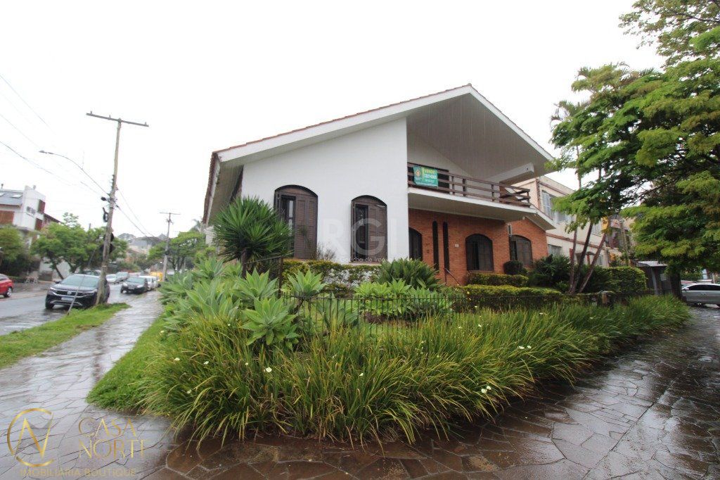 Casa à venda com 6 quartos, 406m², 6 suítes, 2 vagas, Praça Lima Duarte no bairro Chácara das Pedras em Porto Alegre