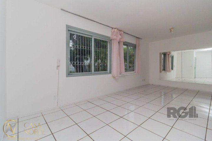 Casa à venda com 4 quartos, 189m², 5 vagas, Rua Beberibe no bairro São Sebastião em Porto Alegre