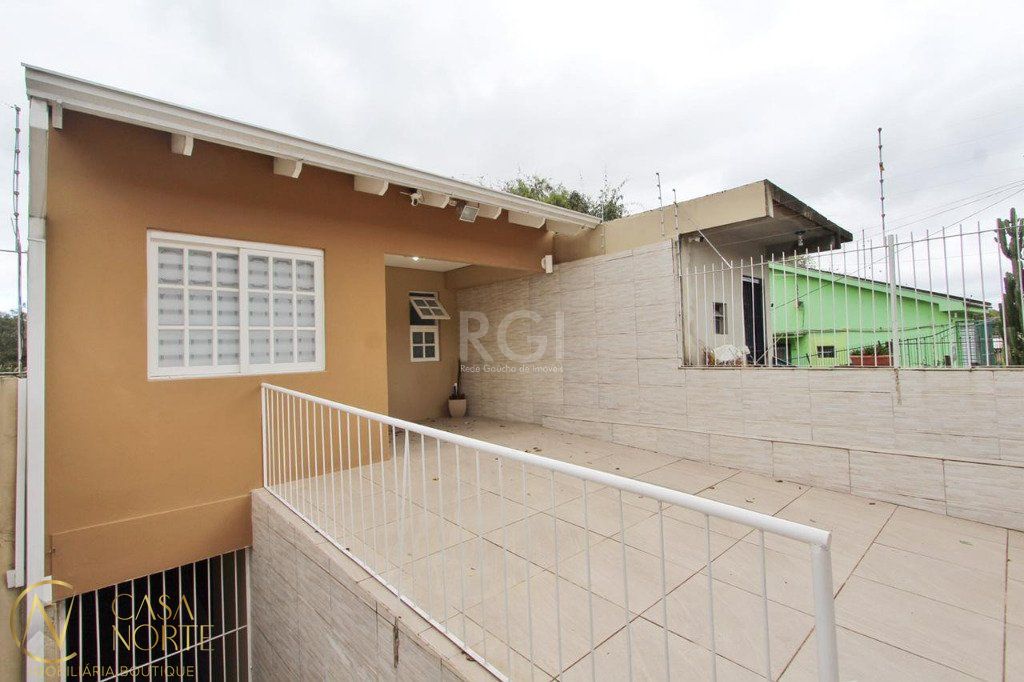 Casa à venda com 2 quartos, 198m², 1 suíte, 2 vagas, Rua Felizardo de Farias no bairro Medianeira em Porto Alegre