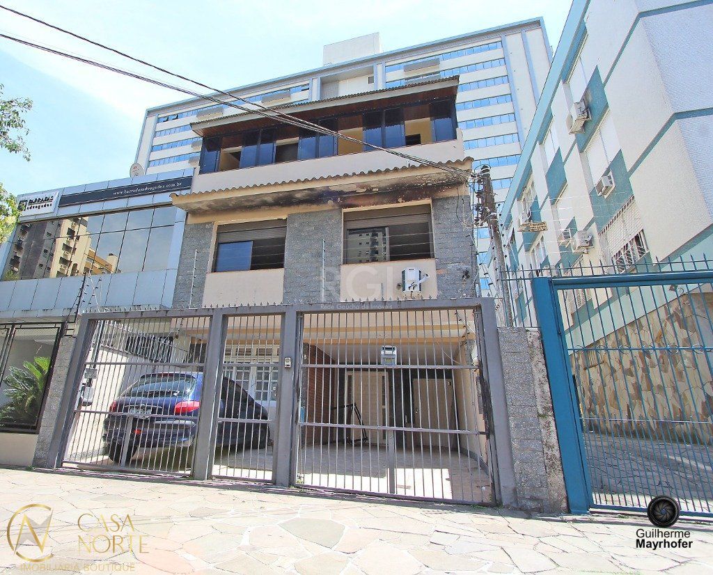 Casa à venda com 6 quartos, 300m², 1 suíte, 3 vagas, Rua Comendador Rodolfo Gomes no bairro Menino Deus em Porto Alegre