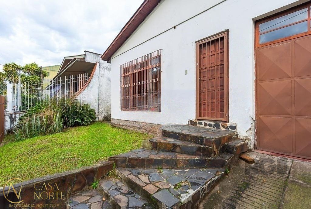 Casa à venda com 3 quartos, 100m², 2 vagas, Rua Gomes de Freitas no bairro Jardim Itu em Porto Alegre