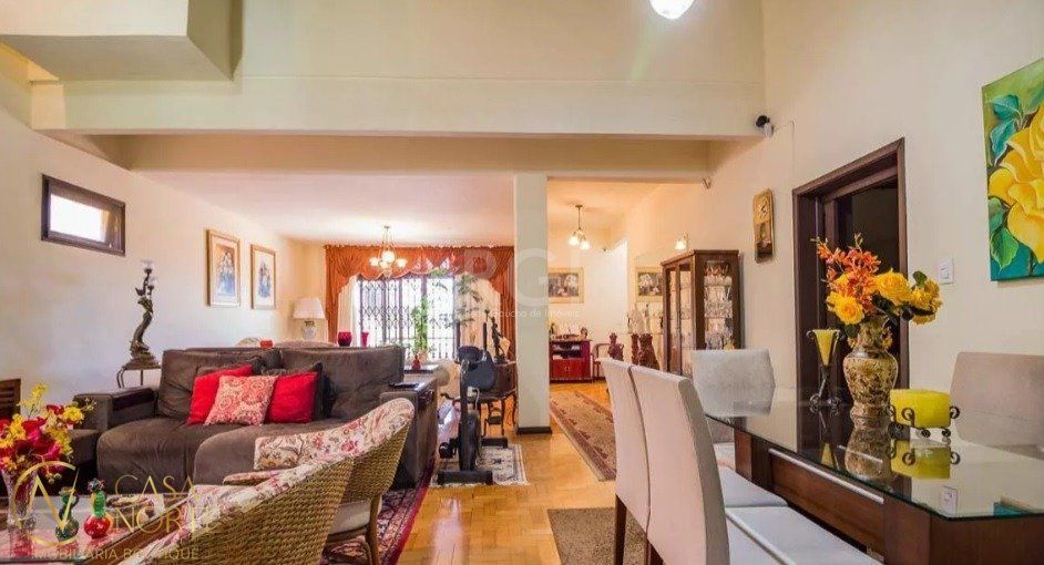 Casa à venda com 4 quartos, 294m², 2 suítes, 2 vagas, Rua Coronel Ruy da Cunha Paim no bairro Nonoai em Porto Alegre