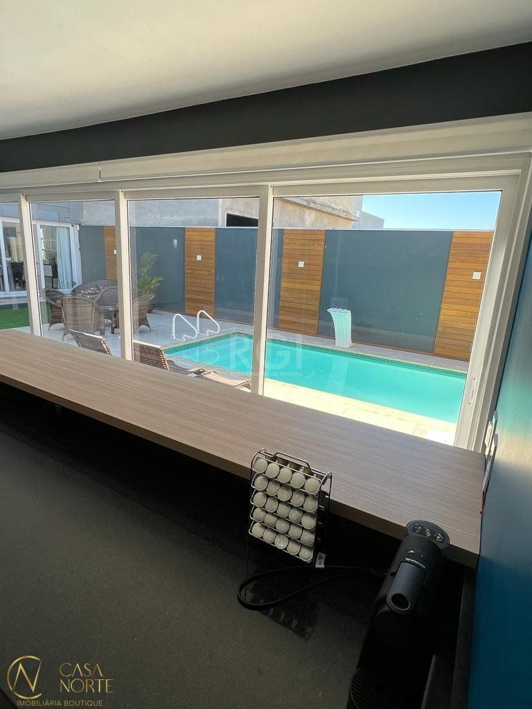 Casa de Condomínio à venda com 3 quartos, 212m², 1 suíte, 4 vagas, Rua Walter Porto Filho no bairro Mário Quintana em Porto Alegre
